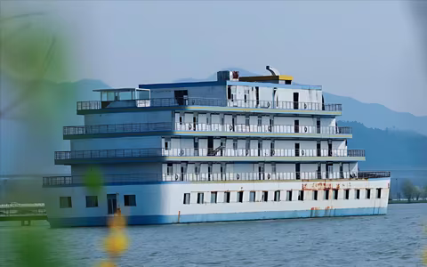 11 Days Chengdu Tibet Train Tour with Yangtze River Cruise