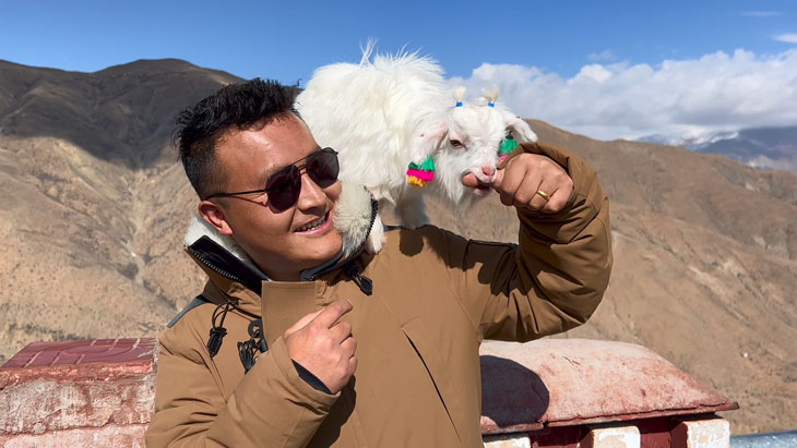 Take a Photo at the Yamdrok Lake Platform