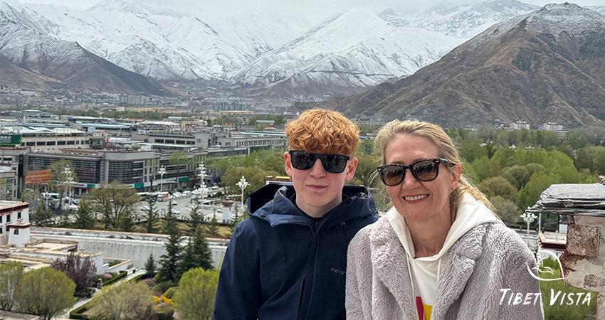 Enjoy Lhasa tour with family.