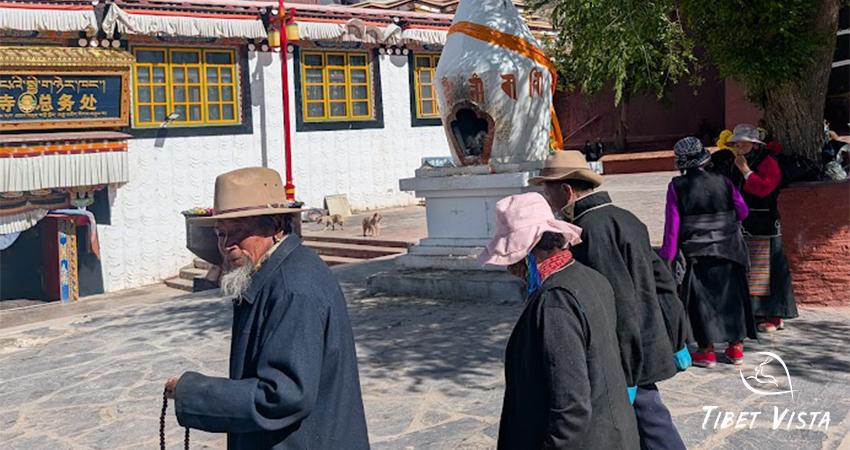 Local pilgrims at Tashilunpo Monastery