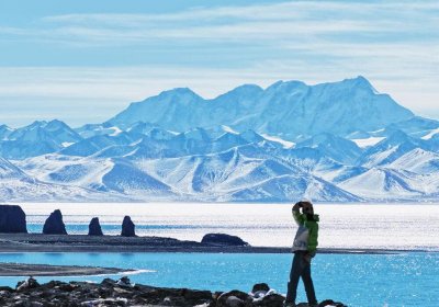 Traveler photo: On winter Namtso Lake in Tibet, azure ice layers and shoreline stone pillars create a tranquil icy panorama. (December 2025)