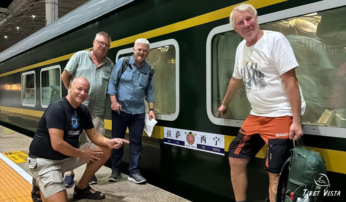 our guests took photos with xining lhasa train