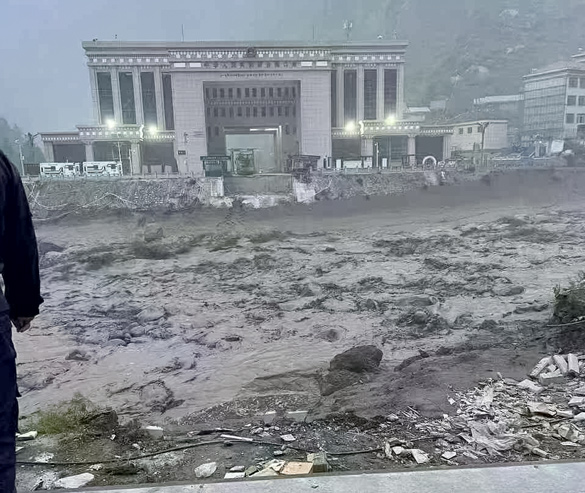 Sino-Nepal Friendship Bridge was washed away in flash floods at Gyirong Port