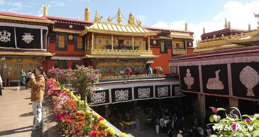 Explore the golden rooftop of the Jokhang Temple
