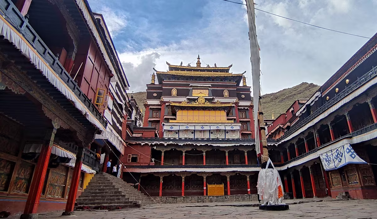 Blue lake in winter Tibet