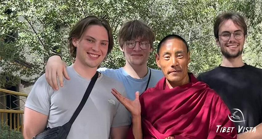 Take pictures with Tibetan monks