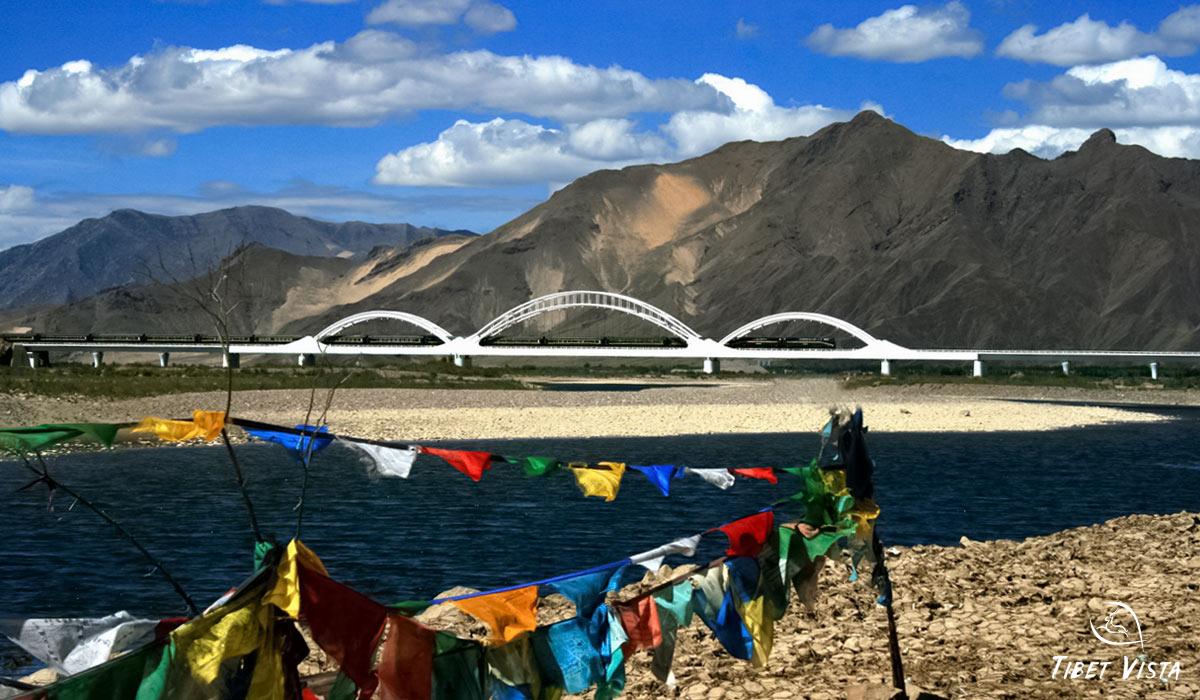 xining lhasa train crosses lhasa river to reach lhasa